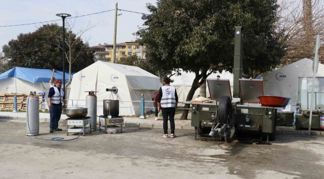 Gurbetçi mobil mutfakla bin 500 kişiye yemek çıkarıyor