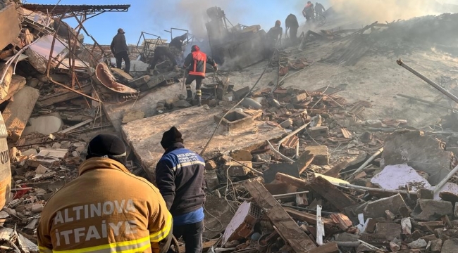 Hatay'da enkazda çıkan yangın söndürüldü