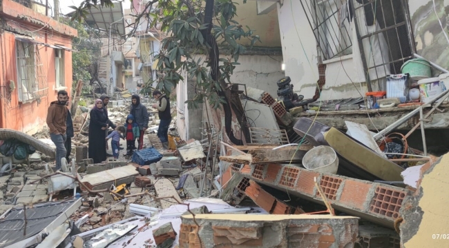 Hatay'da itfaiyeciler enkazdan 2'si çocuk 5 kişiyi canlı kurtardı