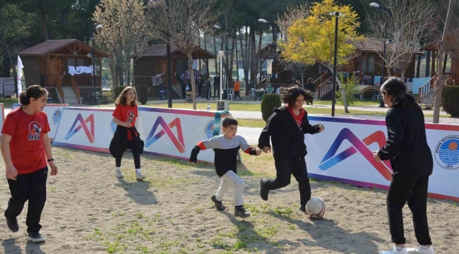 Kır Çiçekleri depremzede çocuklara moral oldu