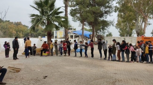 Kırıkhan'daki çadır kentte çocuklar gönüllü ekiple eğleniyor
