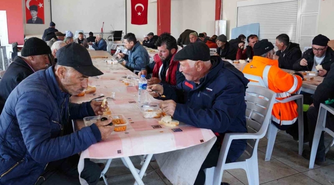 Kurulan aşevleriyle vatandaşlara sıcak yemek hizmeti veriliyor