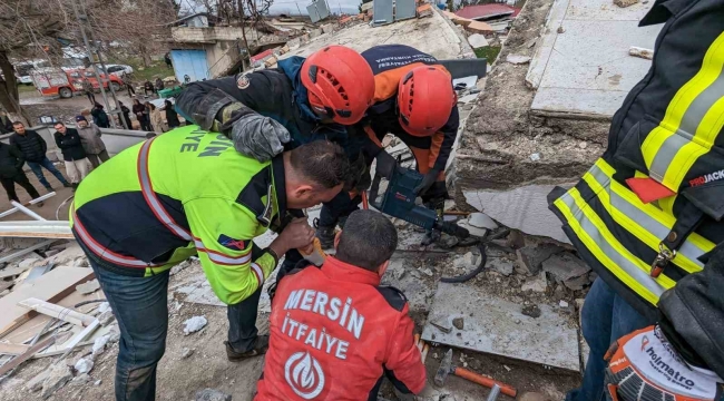 Mersin Büyükşehir Belediyesi ekipleri göçük altından 16 kişiyi kurtardı