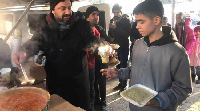 Mut Belediyesi deprem bölgesinde ekmek, su, yemek ve sıcak çorba dağıtıyor