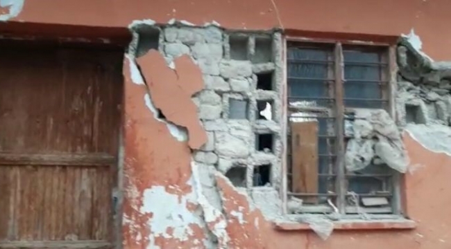 Osmaniye'nin Kadirli ilçesinde deprem sonucu müstakil ev kullanılamaz hale geldi