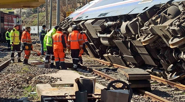 Şiddetli deprem tren vagonlarını devirdi, rayları tahrip etti