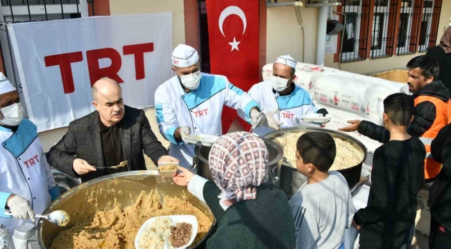 Vali Dağlı, depremzedelere sıcak yemek dağıttı