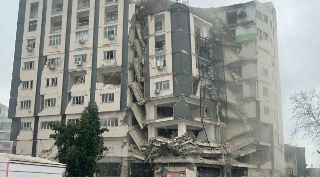 Adana Ceyhan'ın çarşı merkezdeki en büyük binası kontrollü olarak yıkıldı