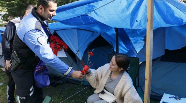 Adana polisi kadınlar gününü unutmadı