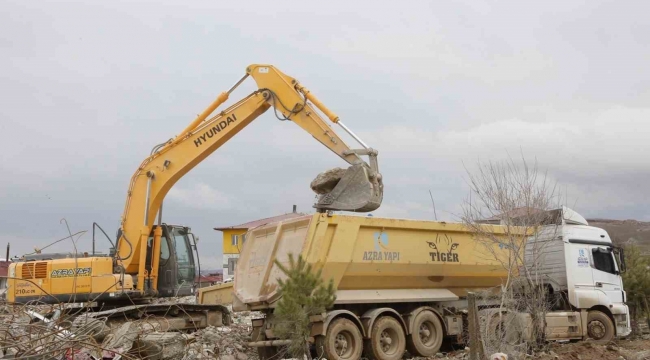 Afşin'de enkaz kaldırma çalışmaları devam ediyor