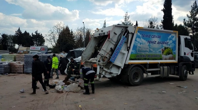 Akdeniz Belediyesi ekipleri deprem bölgesinde hizmet veriyor