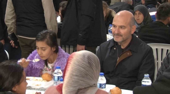 Bakan Soylu, iftarını depremzedelerle birlikte yaptı