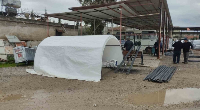 Deprem bölgesinde başkan ve ekibi kendi çadırlarını üretti