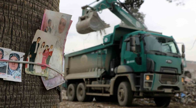 Deprem geride acı hatıralar bıraktı: Enkazdan çıkan fotoğraflar ağaçlara bağlanıyor