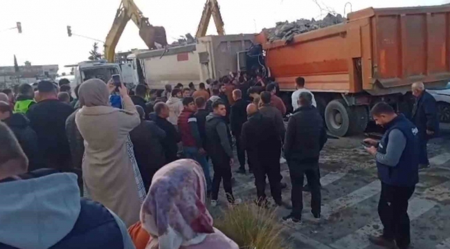 Deprem hafriyatı taşıyan kamyon kazaya neden oldu: 6 yaralı