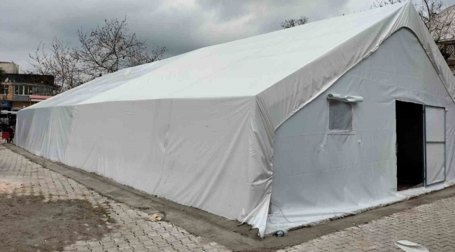 Depremde hasar gören Hacılar Merkez Camii, cemaatini çadır mescitlerde ağırlayacak