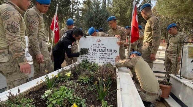 Depremde tahrip olan şehitliği, komandolar ve AFAD onardı