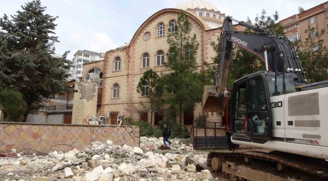 Depremde zarar gören minare yıkıldı