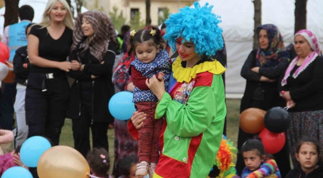 Depremin çocuklarını palyaçolar güldürdü