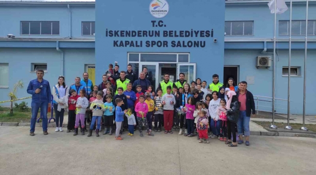 Depremzede çocuklar polislerle halat çekme yarışması yaptı