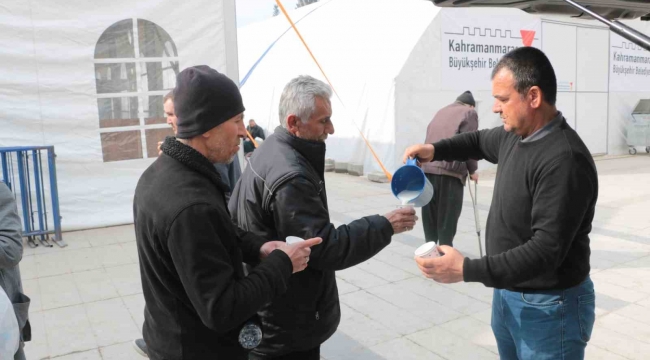 Depremzedelere her gün 60 litre süt dağıtıyor