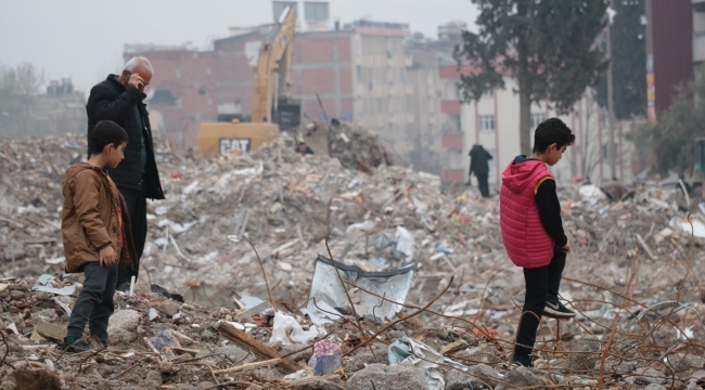 Enkaz altında kalan hatıra ve eşyalarını arıyorlar