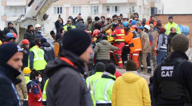 Enkazdan 106 saat sonra sağ çıkarılan Elif ilk isteği olan çantaya kavuştu