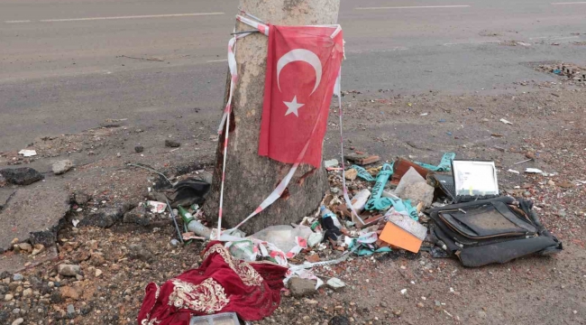 Enkazdan çıkan Türk bayrakları ve manevi değerler yerde kalmadı