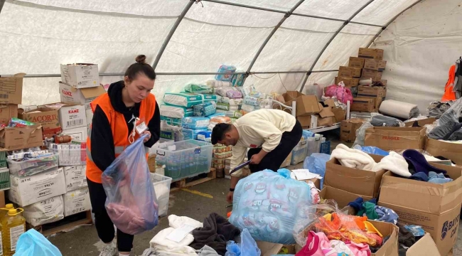 Gönüllüler, deprem bölgesinde yaraların sarılmasına destek oluyor