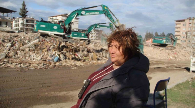 Gurbetçi annenin enkaz başında umutlu bekleyişi