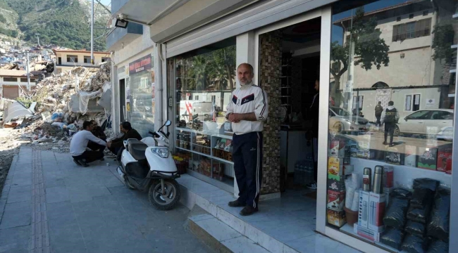 Hatay'da bir esnaf, yıkılan binaların arasında umut dağıtıyor