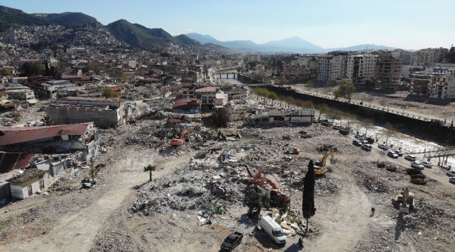 Hatay'da enkazdan milyonluk ürünleri kurtarma çabası