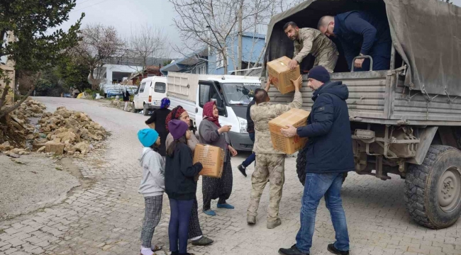 Hatay'da jandarma depremzedelere yardım kolisi dağıttı