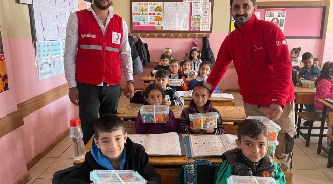 Hatay'da okulun ilk gününde çocuklara oyuncak