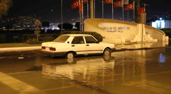 İskenderun'da deniz taştı, caddeler göle döndü