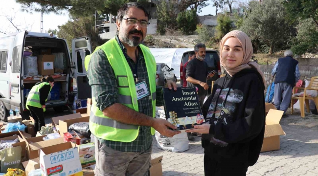 İzmir depreminde oğlunu kaybeden baba tıp öğrencisinin kitap talebini yerine getirdi