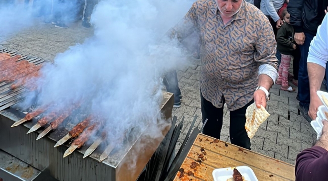 Kaburgacı Yaşar, Kahramanmaraş'ta depremzedelere 10 bin kebap dağıttı