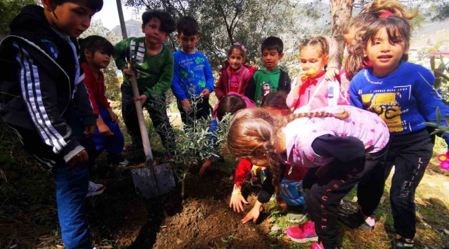 Mersin'in tüm okullarında 'Yarın Sen de Bir Fidan Dik' etkinliği