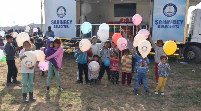 Nurdağı'ndaki depremzede çocuklara moral verdiler