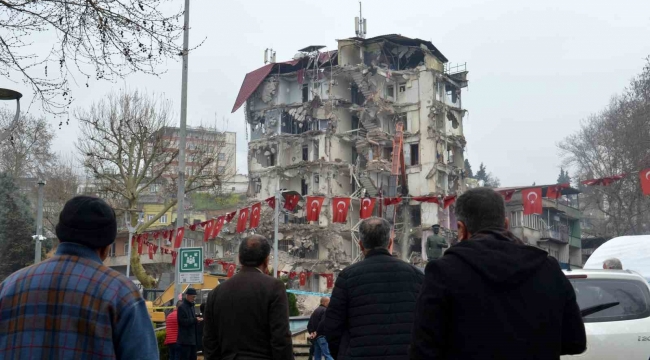 Onlarca vatandaş yıkılan ekmek teknesine son kez uzaktan baktı