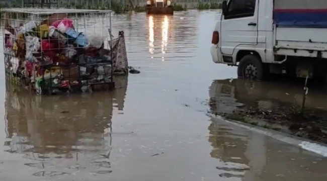 Patlayan boru mahalleyi sular altında bıraktı, kanalın da ihata duvarını yıktı