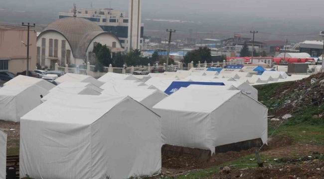 Sağanak yağış depremzedeleri olumsuz etkiledi