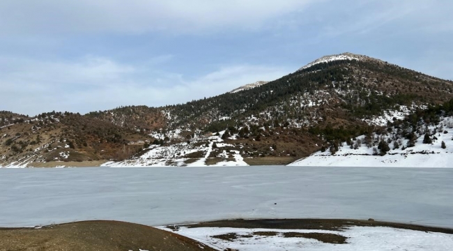 Tufanbeyli'de gölet buz tuttu