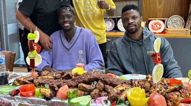 Badou Ndiaye ve Onyekuru'nun kebap keyfi