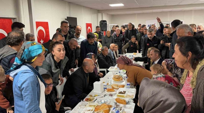 Bakan Soylu, İskenderun'da depremzedelerle iftarda buluştu