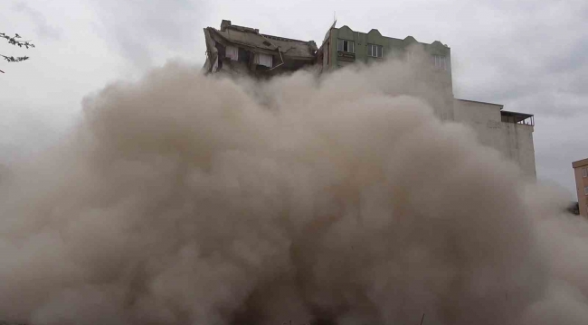 Bina saniyeler içinde yerle bir oldu: Vatandaşlar toz bulutuna rağmen ayrılmadılar