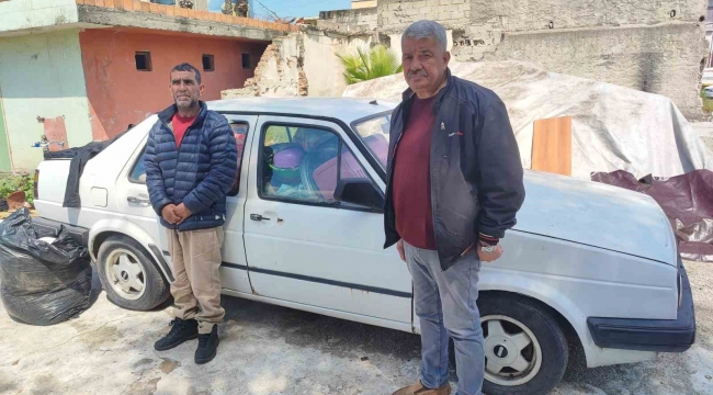 Çaycıdan örnek davranış: Sokakta kalan vatandaşı otomobiline yerleştirdi