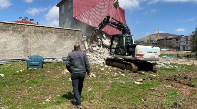Depremde 1 kişinin öldüğü, 2 binanın yıkıldığı Tufanbeyli'de 79 bina hasarlı çıktı
