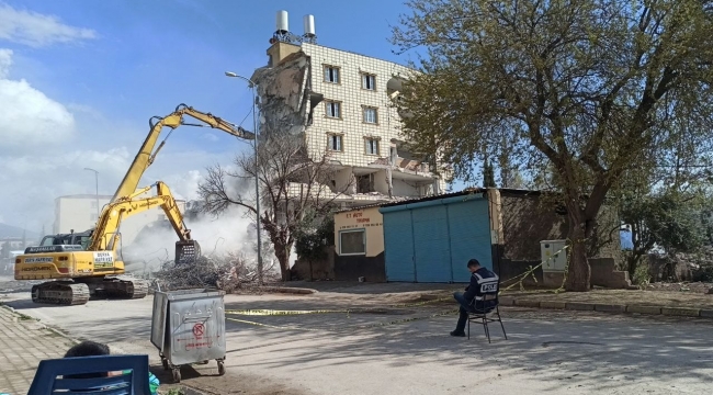 Depremde hasar gören binaların yıkımı devam ediyor