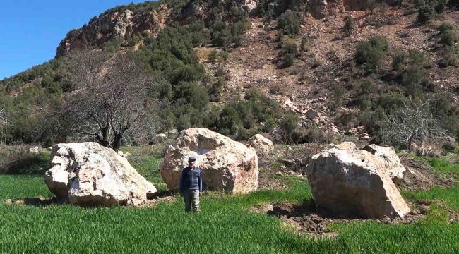 Depremin dehşet veren görüntüsü: Tarım arazilerine tonlarca ağırlığında kaya yağdı